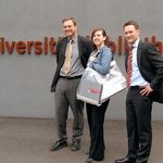 Die Laptoptasche wird präsentiert: UB-Direktor Dr. Simon-Ritz, Thomas Grimmer (Dresdner Bank Thüringen) sowie Annika Nestler mit zwei der ersten offiziellen Taschen der Universitätsbibliothek (Bauhaus-Universität Weimar)