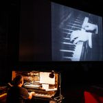 © Kunstfest Weimar 2025, Foto: Thomas Müller Der Musiker Sebastian Herzfeld begleitet den Stummfilm »ORLAC´S HÄNDE«. © Kunstfest Weimar 2025, Foto: Thomas Müller