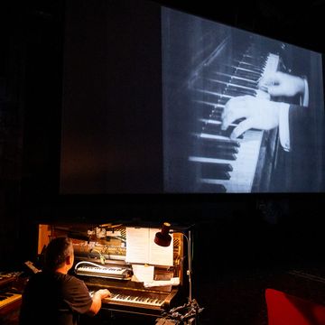 Der Musiker Sebastian Herzfeld begleitet den Stummfilm »ORLAC´S HÄNDE«. © Kunstfest Weimar 2025, Foto: Thomas Müller