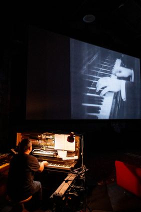 © Kunstfest Weimar 2025, Foto: Thomas Müller Der Musiker Sebastian Herzfeld begleitet den Stummfilm »ORLAC´S HÄNDE«. © Kunstfest Weimar 2025, Foto: Thomas Müller