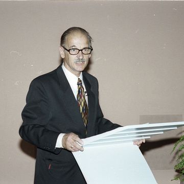 Prof. Burkhardt bei einem Vortrag 1999. Foto: Bauhaus-Universität Weimar, Archiv der Moderne - Universitätsarchiv. 