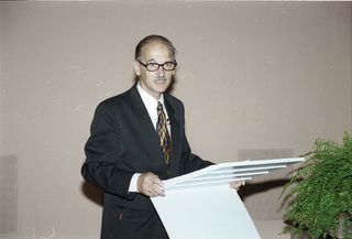 Prof. Burkhardt bei einem Vortrag 1999. Foto: Bauhaus-Universität Weimar, Archiv der Moderne - Universitätsarchiv. 