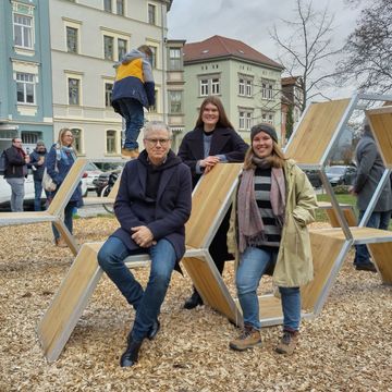 Prof. Gerrit Babtist und die beiden Studentinnen Helene Sophia Krause und Sophie Littmann (v.l.) vor dem fertiggestellten Spielpunkt. (Foto: Romy Weinhold)