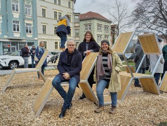 Prof. Gerrit Babtist und die beiden Studentinnen Helene Sophia Krause und Sophie Littmann (v.l.) vor dem fertiggestellten Spielpunkt. (Foto: Romy Weinhold)