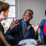 Prof. Diébédo Francis Kéré während eines Workshops mit Studierenden im Rahmen seiner Bauhaus-Gastprofessur. (Foto: Thomas Müller)