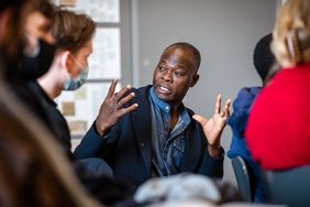 Prof. Diébédo Francis Kéré während eines Workshops mit Studierenden im Rahmen seiner Bauhaus-Gastprofessur. (Foto: Thomas Müller)
