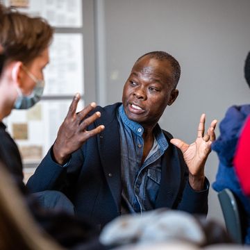 Prof. Diébédo Francis Kéré während eines Workshops mit Studierenden im Rahmen seiner Bauhaus-Gastprofessur. (Foto: Thomas Müller)