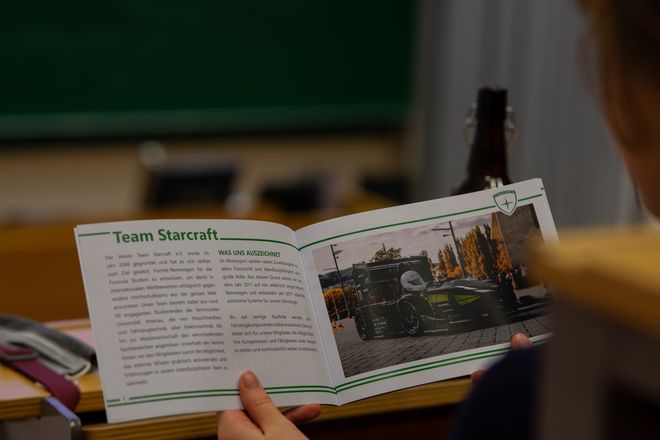 Der Verein »Team Startcraft« stellt sich vor. Er besteht aus Studierenden der Technischen Universität Ilmenau, die einen einsitzigen »Formula Style« Rennwagen bauen, um in den Formula Student Electric und Driverless Wettbewerben teilzunehmen. (Quelle: TU Ilmenau, Foto: Lukas Sthamer)