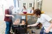 Grillmeister im Innenhof der Bauhausstraße 11
