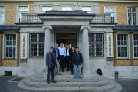 Jun.-Prof. Dr. Jentsch und Prof Dr.-Ing. Londong mit den Gästen aus Bhutan vor dem Herrenhaus der Landguts Holzdorf beim Jahresrückblick des b.is
