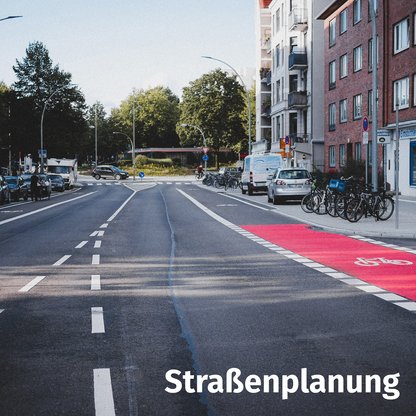 Foto einer Straße mit Schutzstreifen für Radfahrende mit Überschrift: Straßenplanung