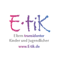 Das Schriftlogo zeigt das Acronym »E·tiK« sowie dessen Bedeutung: »Eltern transidenter Kinder und Jugendlicher«. Weiterhin zeigt das Logo die E-Mail-Adresse der Gruppe: www.E-tik.de.