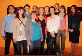 Bild (Quelle: Christoph Eder, Fakultät Medien): v.l.n.r.: Duc Ngo Ngoc, Michaela Honauer, Robert Sawallisch, Maike Mia Höhne, Clemens Beier, Dr. Renate Jurzik, Andrea Augsten, Anke Trojan, Katrin Steiger, Sylvia Rohr, Claudia Laade (Merkur Bank) Bild (Quelle: Christoph Eder, Fakultät Medien): v.l.n.r.: Duc Ngo Ngoc, Michaela Honauer, Robert Sawallisch, Maike Mia Höhne, Clemens Beier, Dr. Renate Jurzik, Andrea Augsten, Anke Trojan, Katrin Steiger, Sylvia Rohr, Claudia Laade (Merkur Bank)