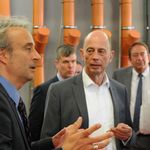 Prof. Dr.-Ing. Eckhard Kraft informiert Minister Tiefensee über die aktuellen Ergebnisse des  Forschungsprojektes. (Foto: Marvin Hamann)