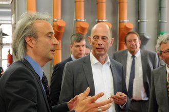 Prof. Dr.-Ing. Eckhard Kraft informiert Minister Tiefensee über die aktuellen Ergebnisse des  Forschungsprojektes. (Foto: Marvin Hamann)