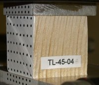 Holzprüfwürfel unter kontinuierlicher Druckbeanspruchung