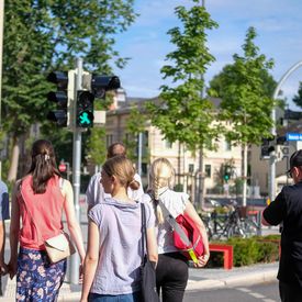 Gruppe von Personen überquert Straße