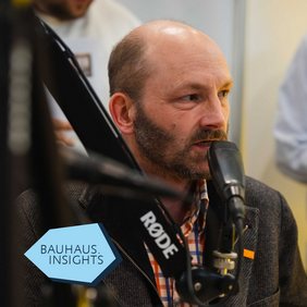 Dr. Simon Frisch, Vizepräsiden für Lehre und Lernen, bei der Podcastaufnahme während der Leipziger Buchmesse 2024. Foto: Julian Linden Dr. Simon Frisch, Vizepräsiden für Lehre und Lernen, bei der Podcastaufnahme während der Leipziger Buchmesse 2024. Foto: Julian Linden