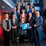 Die Unterzeichnung fand bei einem gemeinsamen Termin aller Hochschulpräsident*innen mit dem Thüringer Ministerpräsidenten Mario Voigt, der Finanzministerin Katja Wolf, des Wissenschaftsministers Christian Tischner und Wissenschaftsstaatssekretär Steffen Teichert statt. Foto: TMBWK / Jacob Schröter Die Unterzeichnung fand bei einem gemeinsamen Termin aller Hochschulpräsident*innen mit dem Thüringer Ministerpräsidenten Mario Voigt, der Finanzministerin Katja Wolf, des Wissenschaftsministers Christian Tischner und Wissenschaftsstaatssekretär Steffen Teichert statt. Foto: TMBWK / Jacob Schröter