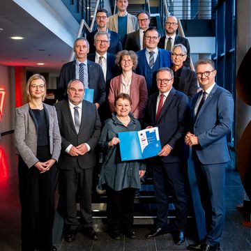 Die Unterzeichnung fand bei einem gemeinsamen Termin aller Hochschulpräsident*innen mit dem  Thüringer Ministerpräsidenten Mario Vogt, der Finanzministerin Katja Wolf und Wissenschaftsminister Christian Tischner statt.