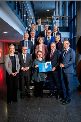 Die Unterzeichnung fand bei einem gemeinsamen Termin aller Hochschulpräsident*innen mit dem Thüringer Ministerpräsidenten Mario Voigt, der Finanzministerin Katja Wolf, des Wissenschaftsministers Christian Tischner und Wissenschaftsstaatssekretär Steffen Teichert statt. Foto: TMBWK / Jacob Schröter Die Unterzeichnung fand bei einem gemeinsamen Termin aller Hochschulpräsident*innen mit dem Thüringer Ministerpräsidenten Mario Voigt, der Finanzministerin Katja Wolf, des Wissenschaftsministers Christian Tischner und Wissenschaftsstaatssekretär Steffen Teichert statt. Foto: TMBWK / Jacob Schröter