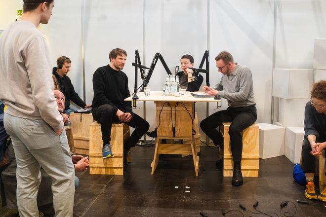 Moritz Hiller (r.), Wissenschaftlicher Mitarbeiter an der Professur »Geschichte und Theorie der Kulturtechniken« fragt im Gespräch mit Moritz Wehrmann (l.), Künstlerischer Mitarbeiter an Fakultät Medien, und Dr. Nicole Baron, wer oder was beim Arbeiten mit KI-Textgeneratoren eigentlich schreibt.