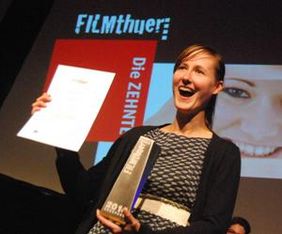 Alice von Gwinner freut sich über ihre Auszeichnung. (Foto: FILMthuer)
