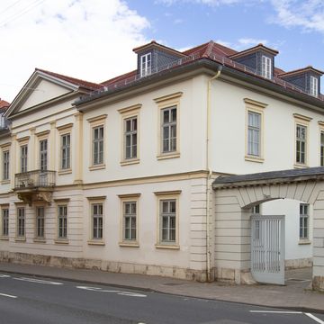 In der Marienstraße 13/15 saß von 1935 bis 1945 das sogenannte Landesamt für Rassewesen, das durch seine bürokratische Tätigkeit in NS-Verbrechen involviert war. Heute sind die Häuser Teil der Bauhaus-Universität Weimar. Foto: Jannik Noeske