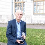 Prof. Dr.-Ing. Hans-Joachim Bargstädt mit seiner Auszeichnung als 4ING-Fellow 2020 (Foto: Luise Ziegler)
