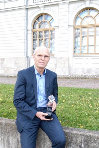 Prof. Dr.-Ing. Hans-Joachim Bargstädt mit seiner Auszeichnung als 4ING-Fellow 2020 (Foto: Luise Ziegler)