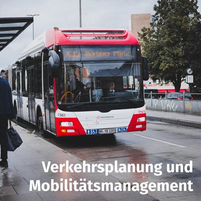 Bus an einer Bushaltestelle mit Überschrift: Verkehrsplanung und Mobilitätsmanagement