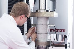 In den Laboren des F.A. Finger-Institutes für Baustoffkunde werden innovative, funktionale Materialien entwickelt. (Foto: Guido Werner) In den Laboren des F.A. Finger-Institutes für Baustoffkunde werden innovative, funktionale Materialien entwickelt. (Foto: Guido Werner)