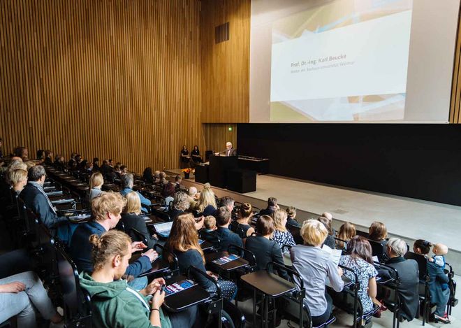 Prof. Beucke eröffnet die Stipendienfeier im Audimax