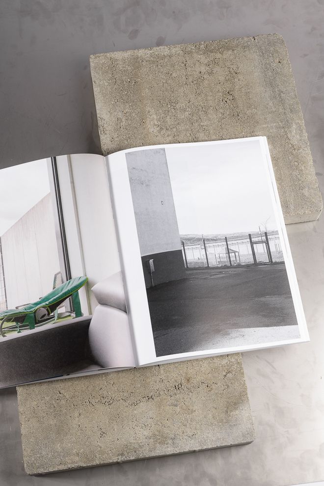 Aufgeschlagene Publikation »Durch Fotografie keine Einsichten« mit fotografischer Arbeit und architektonischem Motiv