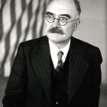 Maurice Halbwachs, 1944. Foto: Collège de France Archives; bearbeitet.