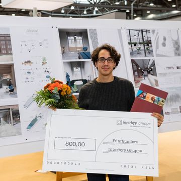 Lukas Spranger mit seinem Preis (Foto: Leipziger Messe GmbH / Jens Schlüter)