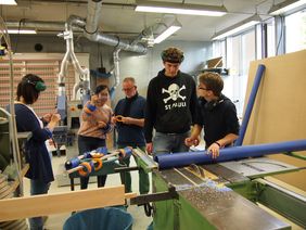 Die Studierenden in der Werkstatt bei der Umsetzung ihrer Ideen. (Bauhaus-Universität Weimar, Foto: Lena Zimmermann)