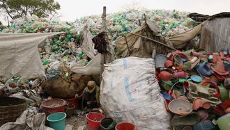Staatlich institutionalisierte Recyclinganlagen gibt es in Bangladesch nicht. Häufig sammeln die Menschen Abfälle aus den Müllbergen und trennen diese von Hand. (Foto: Florian Wehking)