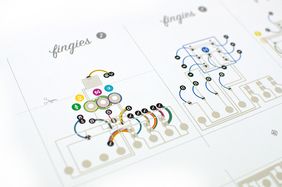 Karten mit gedruckten elektronischen Sensoren können in die Box gesteckt und schließlich mit dem Internet verbunden werden.Karten mit gedruckten elektronischen Sensoren können in die Box gesteckt und schließlich mit dem Internet verbunden werden.