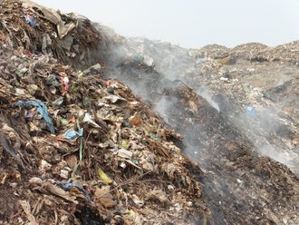 Unsortierte und unbehandelte Abfälle auf offenen Mülldeponien gefährden die Gesundheit von Menschen und Tieren vor Ort. (Foto: Eckhard Kraft)