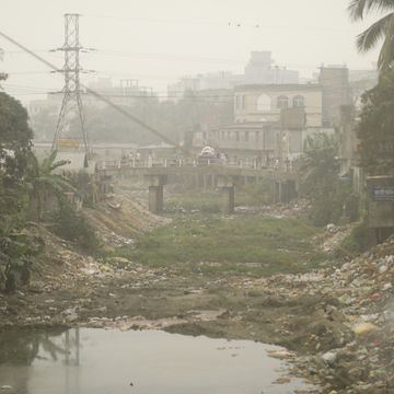 In Bangladesch landet ein Großteil der Kunststoffabfälle am Straßenrad und wird von dort aus über die Flüsse in die Ozeane geschwemmt. (Foto: Florian Wehking)