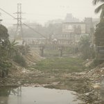 In Bangladesch landet ein Großteil der Kunststoffabfälle am Straßenrad und wird von dort aus über die Flüsse in die Ozeane geschwemmt. (Foto: Florian Wehking)
