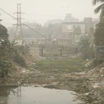 In Bangladesch landet ein Großteil der Kunststoffabfälle am Straßenrad und wird von dort aus über die Flüsse in die Ozeane geschwemmt. (Foto: Florian Wehking)