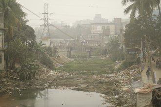 In Bangladesch landet ein Großteil der Kunststoffabfälle am Straßenrad und wird von dort aus über die Flüsse in die Ozeane geschwemmt. (Foto: Florian Wehking)