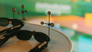 VR-Brille vor bunter Leinwand