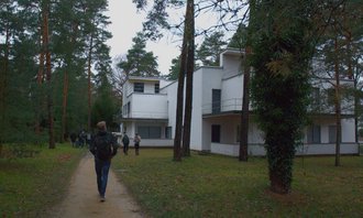 Die Weimarer Studierenden schauen sich auch die sogenannten »Meisterhäuser« an, die Wohnhäuser der Lehrenden um Walter Gropius. (Foto: Benedikt Hoppe)