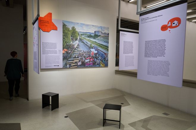 Hängende Ausstellungsplakate der Ausstellung (Foto: Klassik Stiftung Weimar)