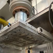 Druck-Schub-Prüfmaschine 1500 kN mit hinterem Teil der Klimakapsel