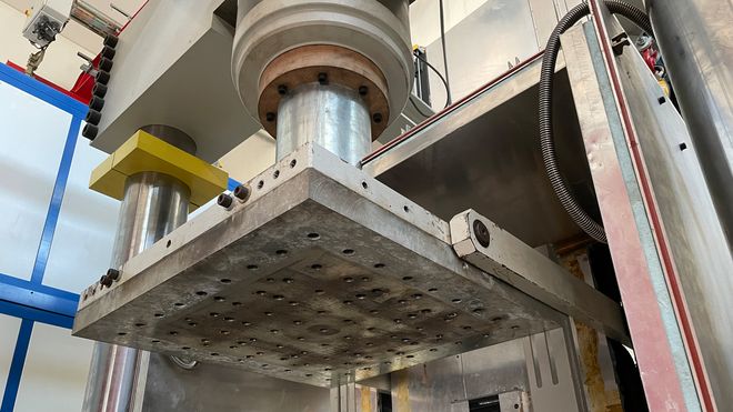 Druck-Schub-Prüfmaschine 1500 kN mit hinterem Teil der Klimakapsel