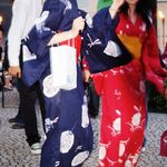 Rhythmus verbindet: Zwei Teilnehmerinnen aus Japan tanzen zu brasilianischen Klängen während der Willkommensparty der Bauhaus-Sommerakademie 2007. (Bauhaus-Sommerakademie)